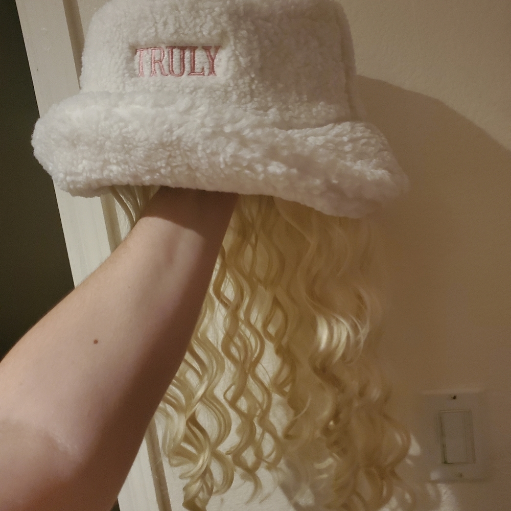 Truly bucket Hat wig